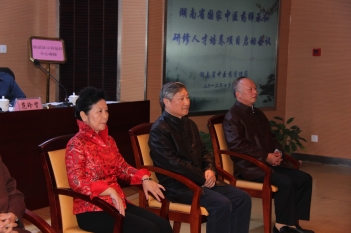 刘定安出席湖南省卫生厅举行的名中医收徒仪式（右一为刘定安）